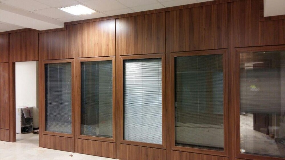 پارتیشن شیشه و mdf قهوه ای رنگ در محیط اداری - اوحددکو - Glass partition and brown mdf office environment - ohaddeco